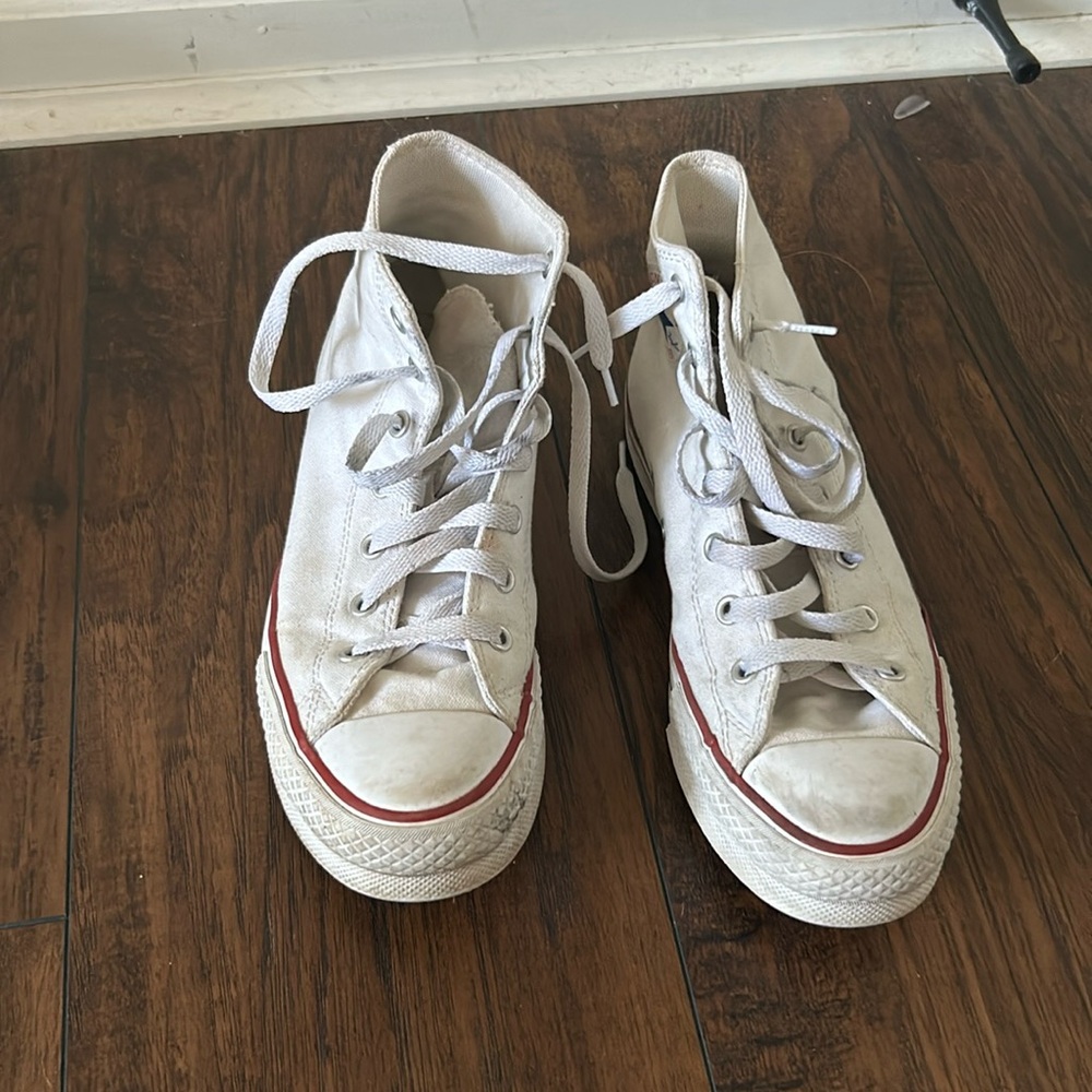 they are tad bit dirty but just need to be bleached